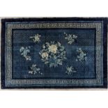 Tapis à décor de bouquets fleuris et frises de grec Laine polychrome Chine Ancien 193x124cm