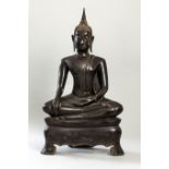 Buddha Maravijaya assis sur un haut socle tripode en virasana touchant la terre à témoin en