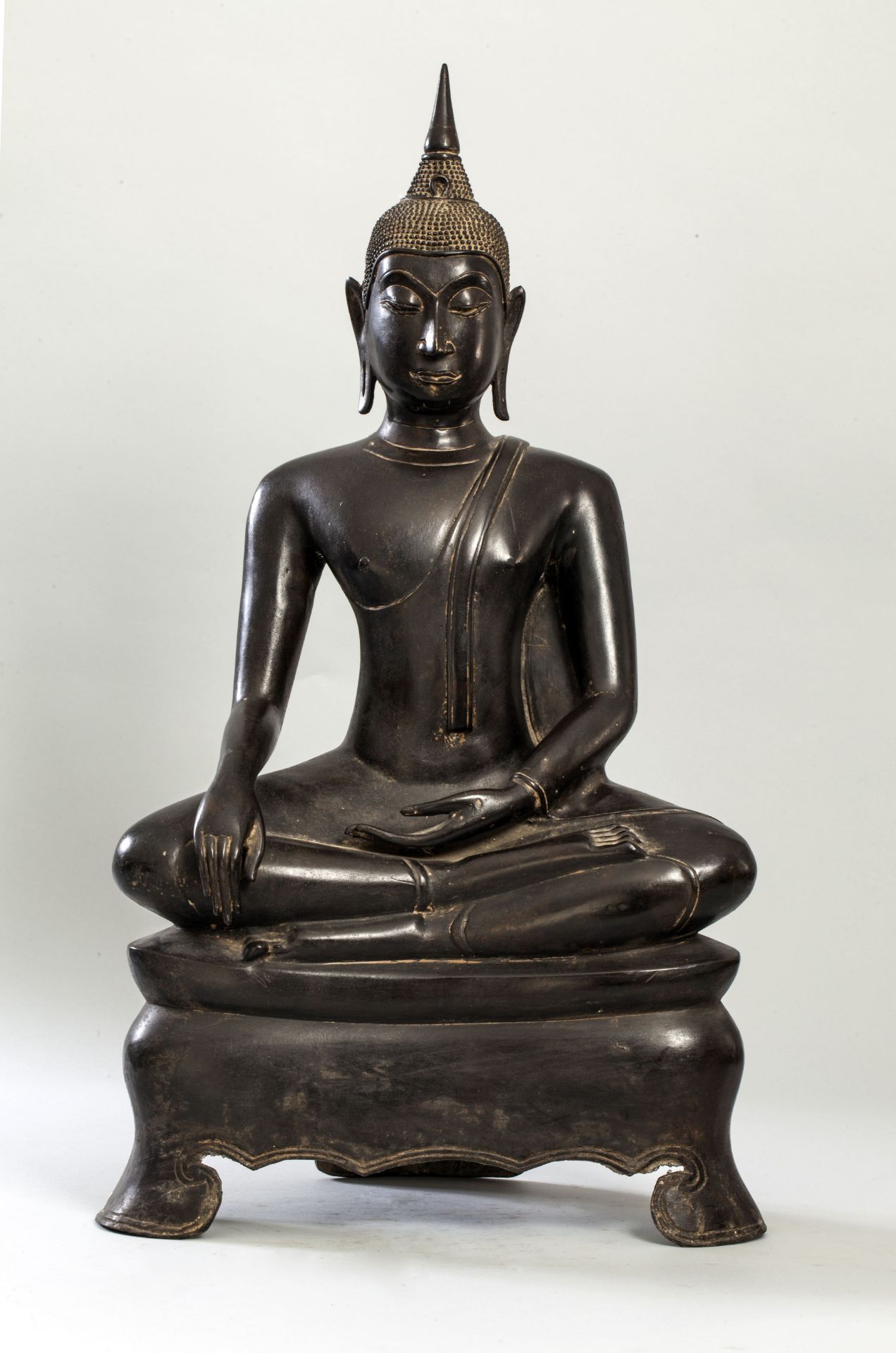 Buddha Maravijaya assis sur un haut socle tripode en virasana touchant la terre à témoin en