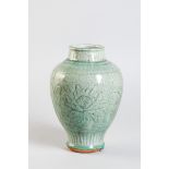 Vase balustre à large épaulement et petit col cylindrique en épaisse porcelaine du Longquan décoré