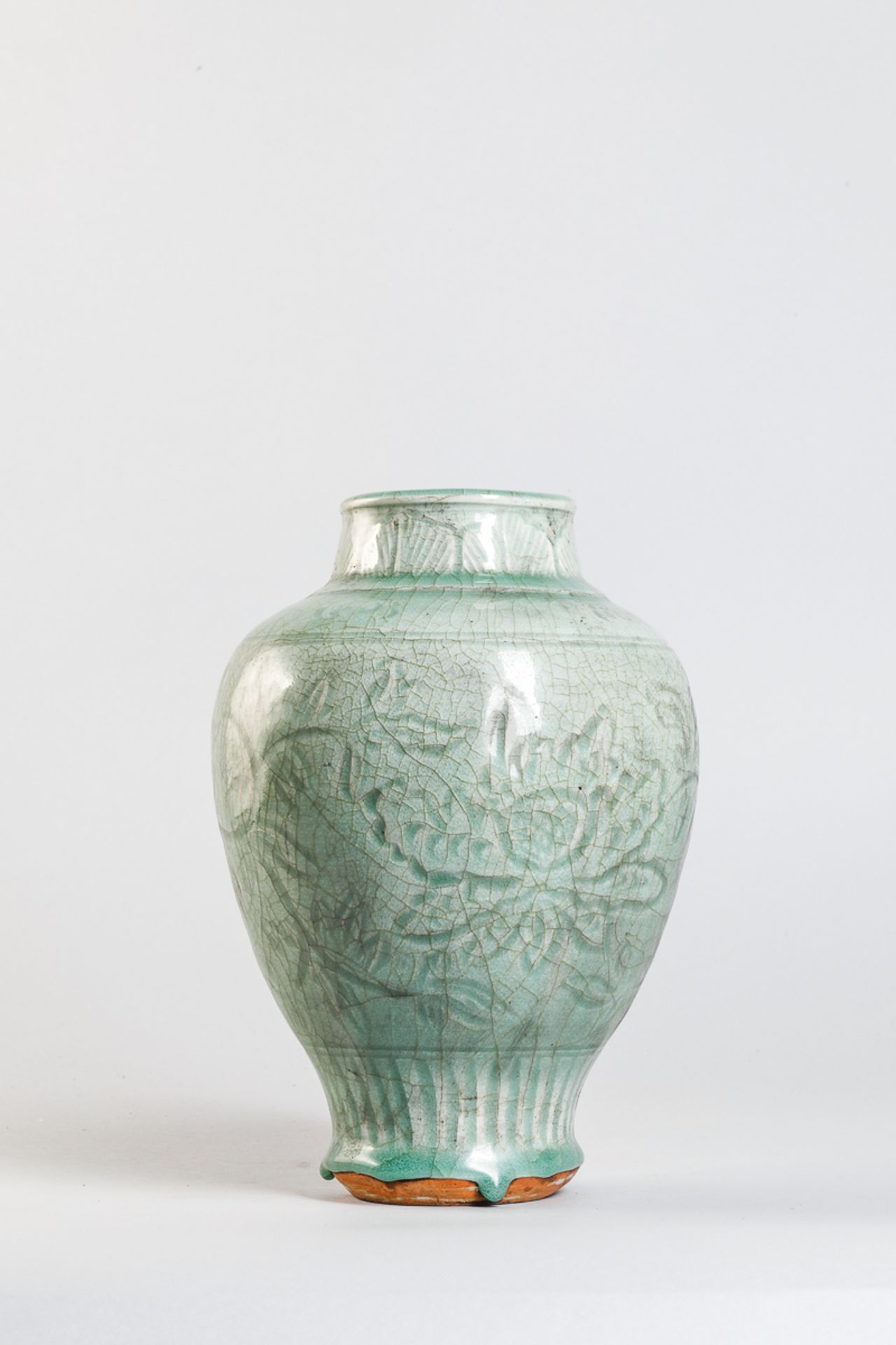 Vase balustre à large épaulement et petit col cylindrique en épaisse porcelaine du Longquan décoré - Bild 4 aus 6