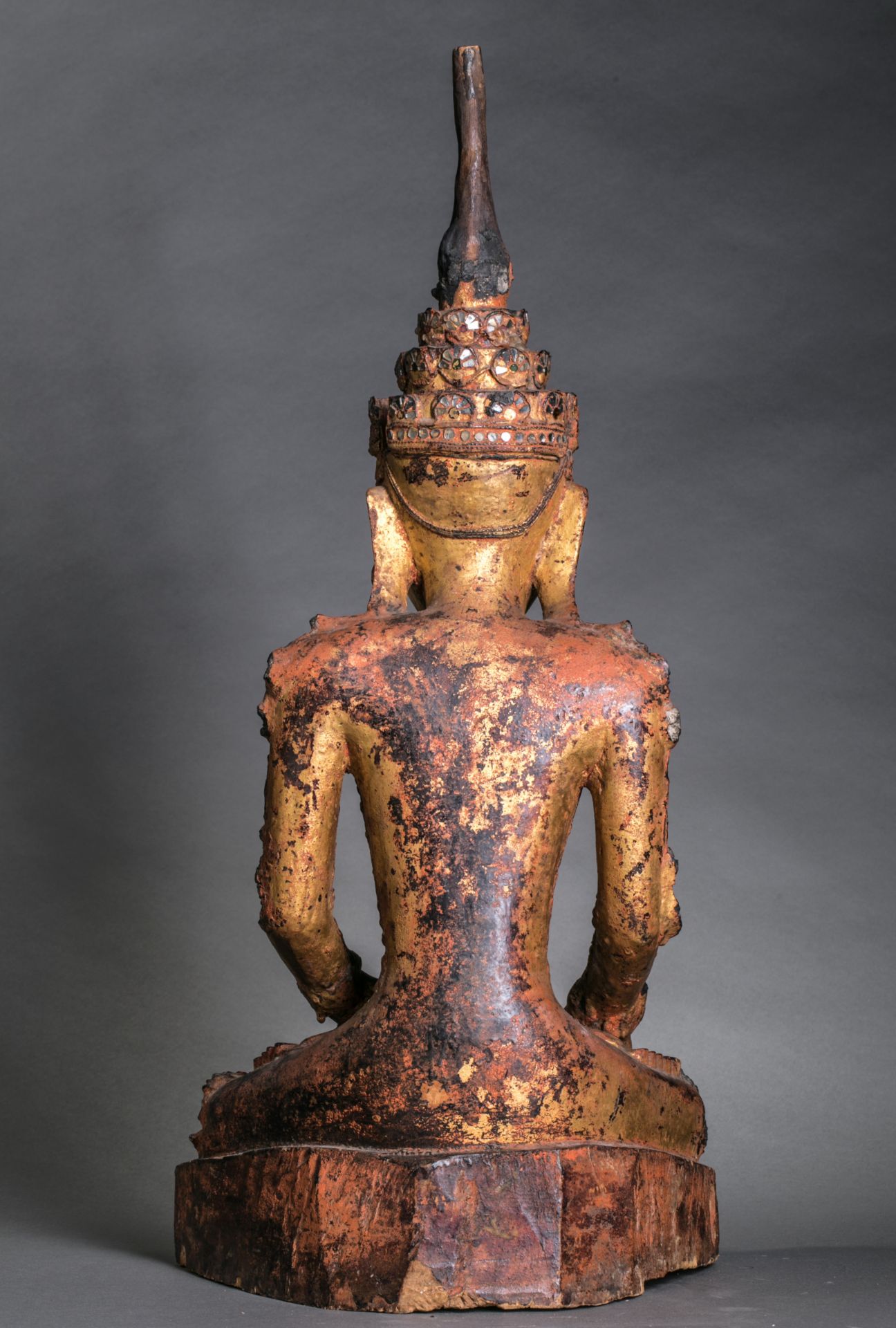 Buddha maravijaya vêtu d'une robe monastique et coiffé d'une couronne étagée laque sec doré au - Image 5 of 8