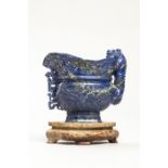 Coupe libatoire à motifs archaïsants et anse de préhension zoomorphe illustrant une chimère Lapis