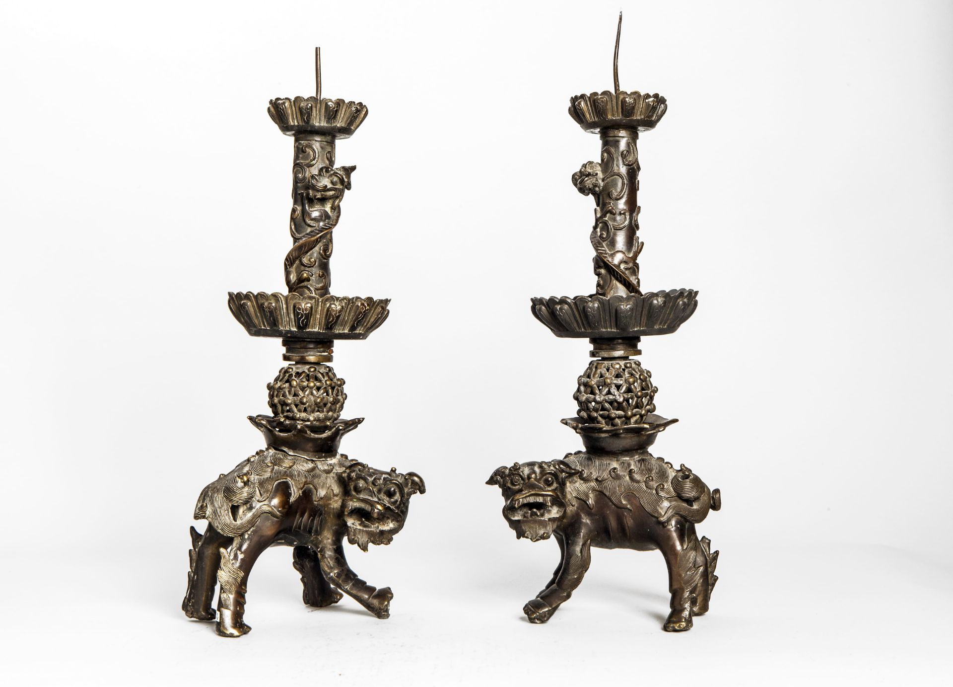 Deux bougeoirs zoomorphes composés de deux chimères supportant un chandelier à frises lotiformes
