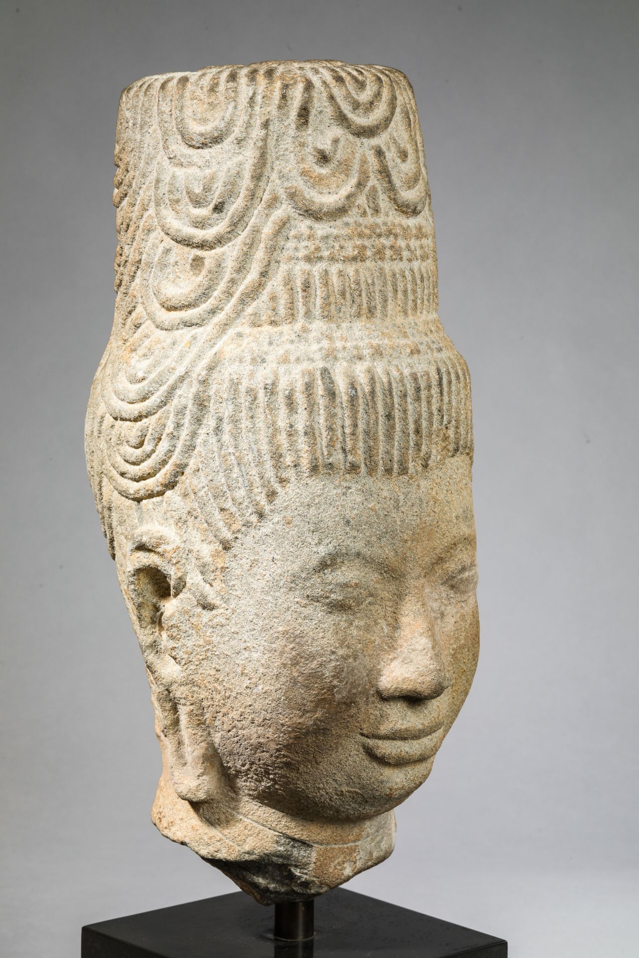 Tête de Shiva coiffée d’un important chignon cylindrique d’ascète à la chevelure organisée en larges - Bild 6 aus 9