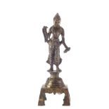 Buddha debout sur un haut piédestal quadripode, sur monté d’un socle circulaire étagé, vêtu d’une