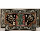 Tapis Selle en laine à teinture naturelle polychromes et décoré de motifs floraux Tibet Ancien