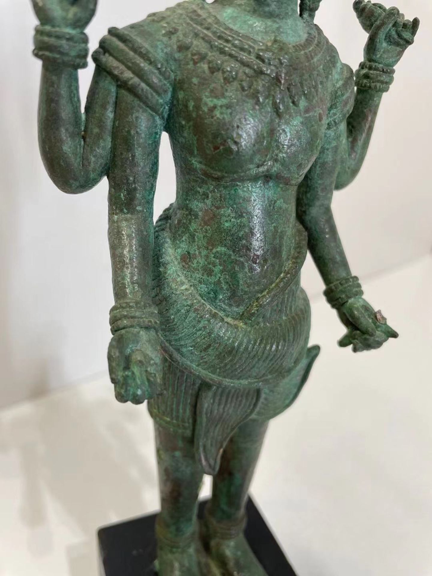 Vishnu debout dans une posture hiératique , sous une forme à quatre bras, tenant de ses deux mains - Bild 4 aus 8