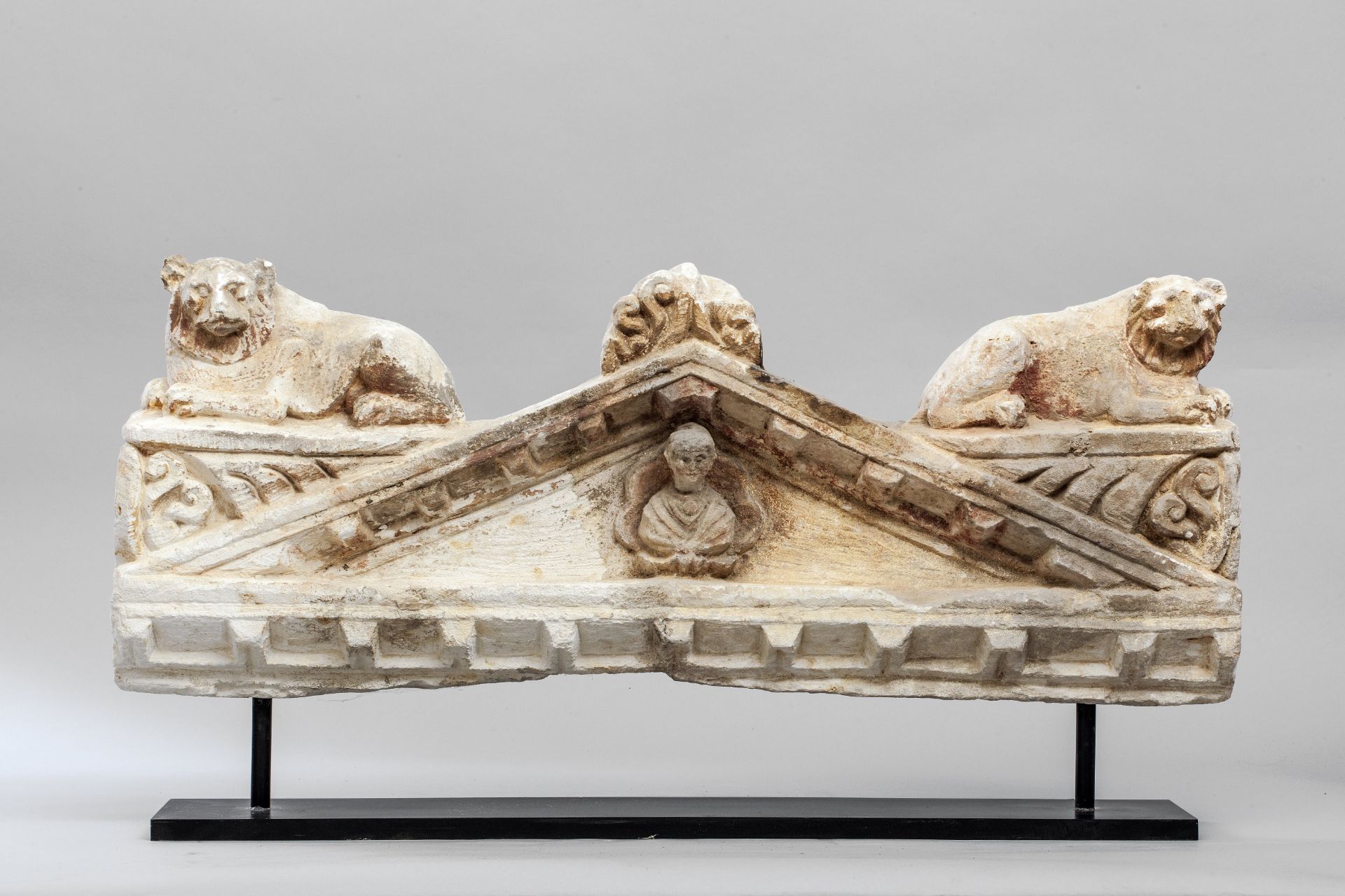 Linteau de sanctuaire à buste de disciple centrale, paire de lions couchés surmontant la toiture