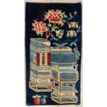 Tapis tibétain à décor d’objets précieux et vase d’offrande en laine de yack polychrome Chine