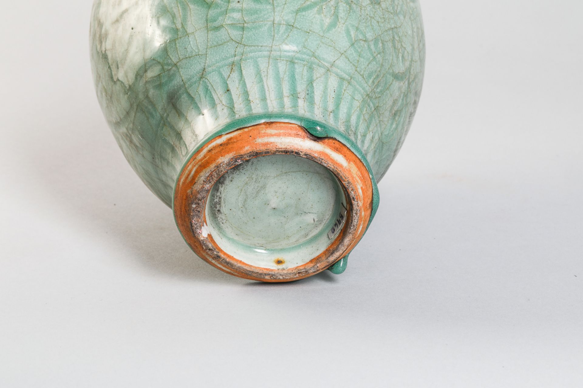 Vase balustre à large épaulement et petit col cylindrique en épaisse porcelaine du Longquan décoré - Bild 2 aus 6