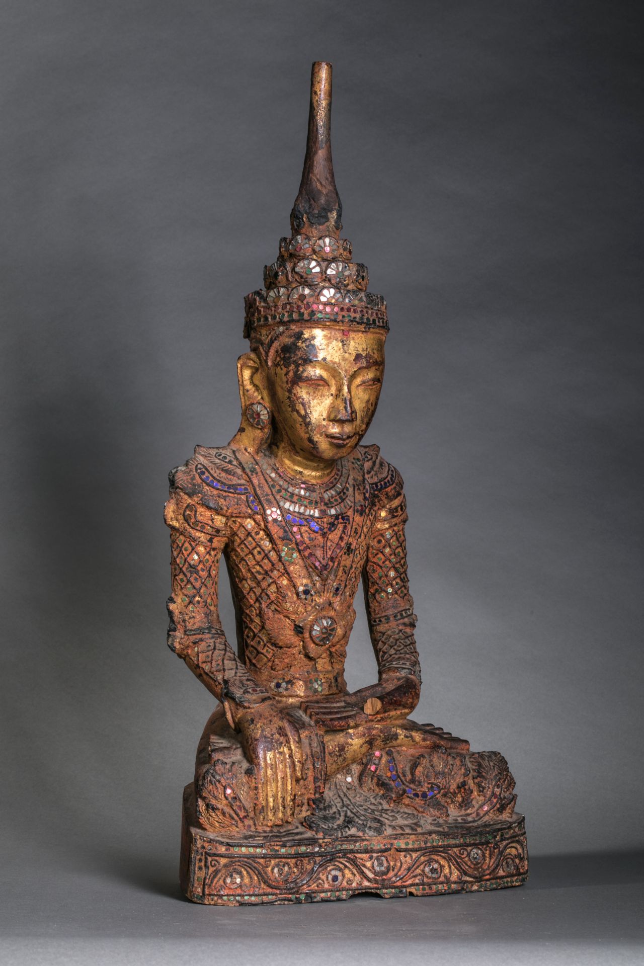 Buddha maravijaya vêtu d'une robe monastique et coiffé d'une couronne étagée laque sec doré au - Image 2 of 8