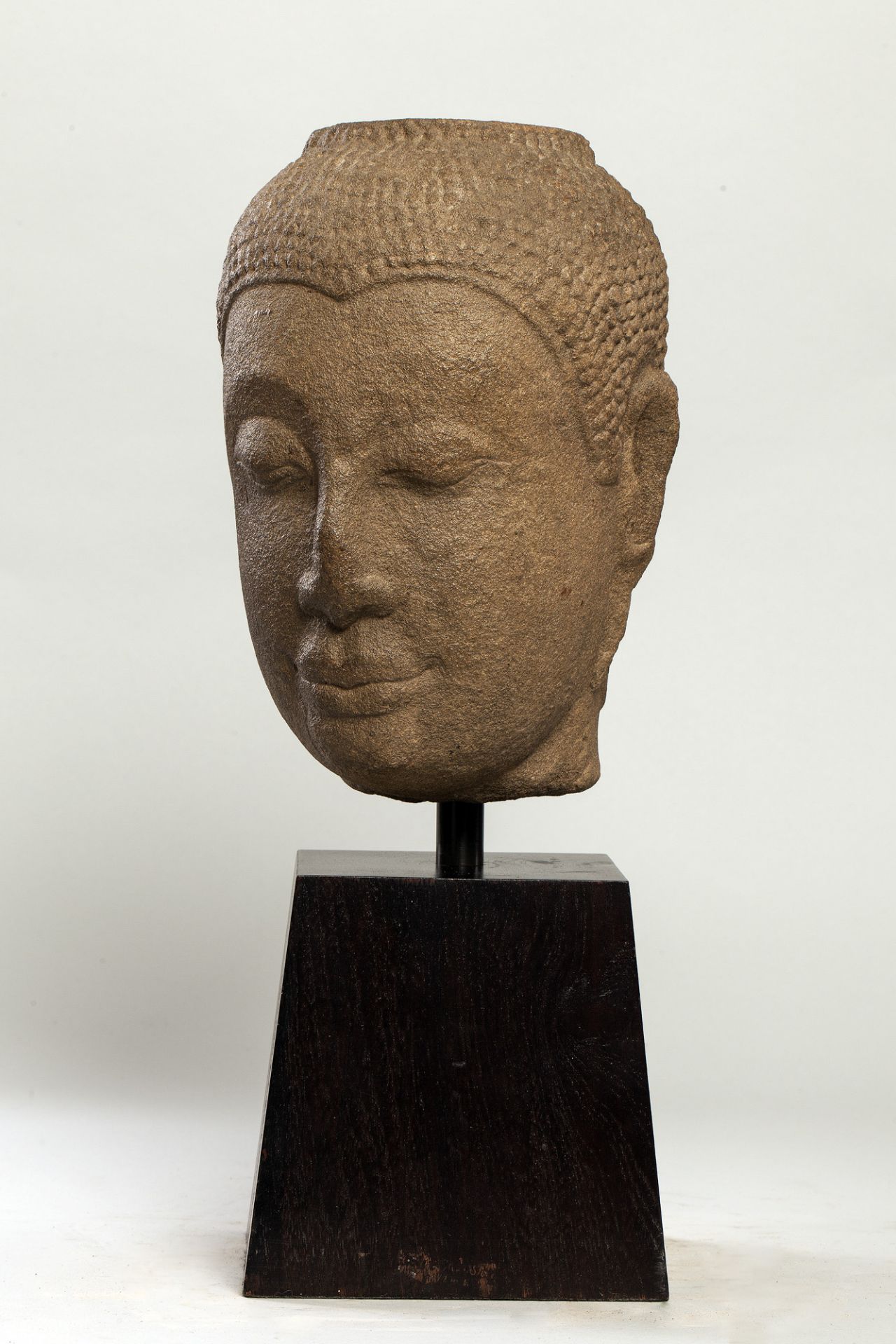 Tête de Buddha à la coiffure bouclée à l'expression méditative, les paupières mi-closes - Image 2 of 3