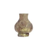Vase de forme Hu miniaturisé, ciselé sur la panse de Chimères et rinceaux archaïsants Bronze doré au