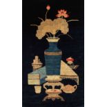Tapis tibétain à décor d’objets précieux et vase d’offrande en laine de yack polychrome Chine