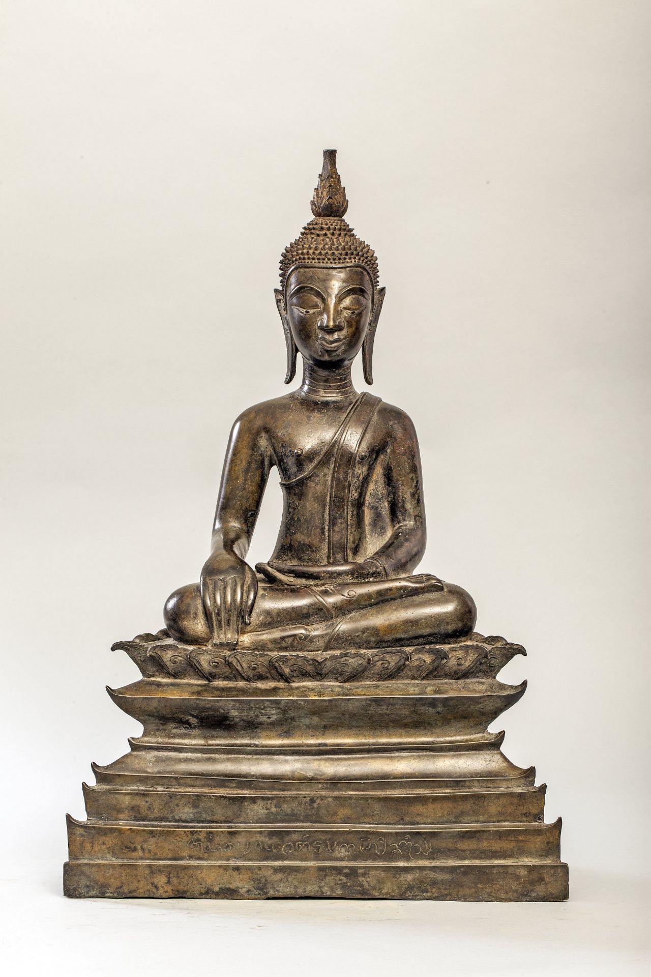 Buddha Maravijaya assis sur un haut tertre étagé terminé par une frise lotiforme en dhyanasana et