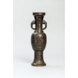 Vase balustre à anses zoomorphes moulé d'un décor archaïsant Bronze Japon Période Meïji Fin 19 ème