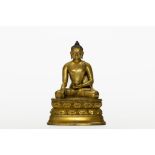 Buddha Maravijaya assis en virasana sur un haut socle lotiforme à double rangées de pétales , la