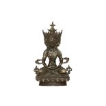 Buddha Amitayus sous une forme à trois têtes assis en méditation sur un socle loti forme, paré de
