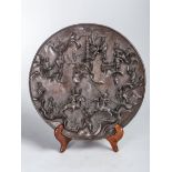 Plaque circulaire moulée en haut relief d'une scène légendaire animée de personnages Bronze Chine