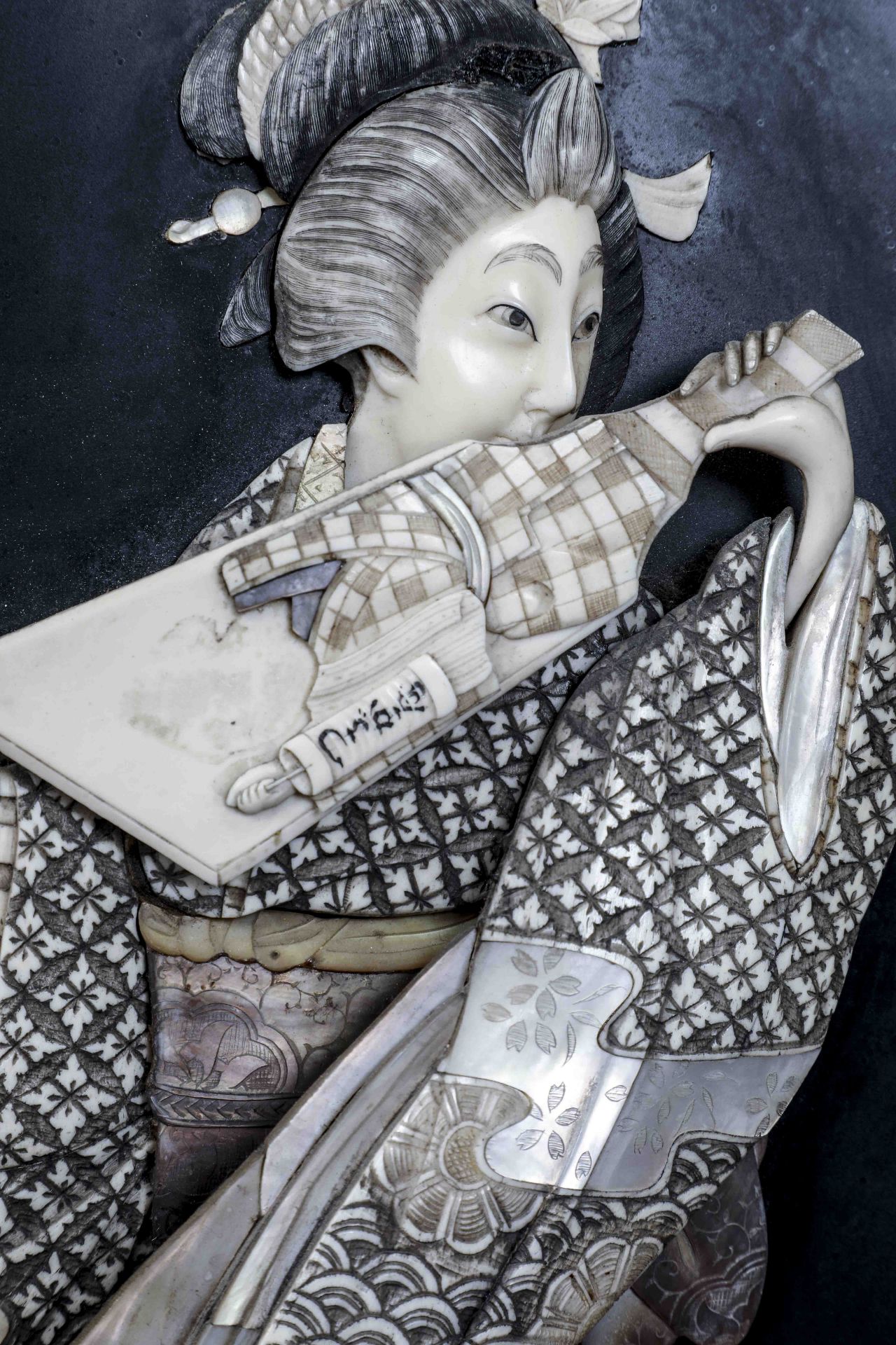 Panneaux de laque illustré de deux geishas en kimonos en incrustations d'ivoire et de nacre Japon - Bild 5 aus 7