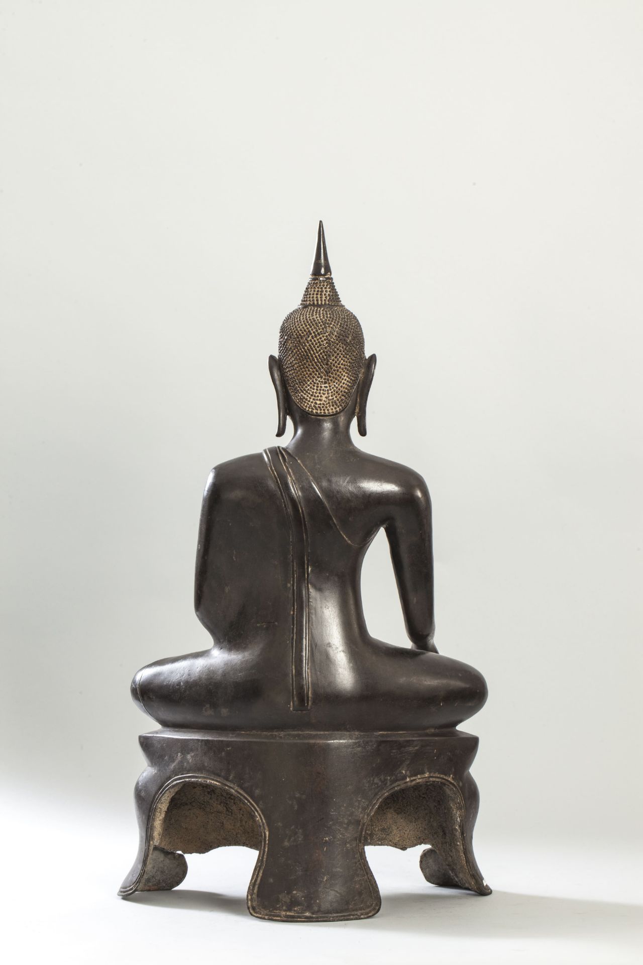 Buddha Maravijaya assis sur un haut socle tripode en virasana touchant la terre à témoin en - Image 3 of 3