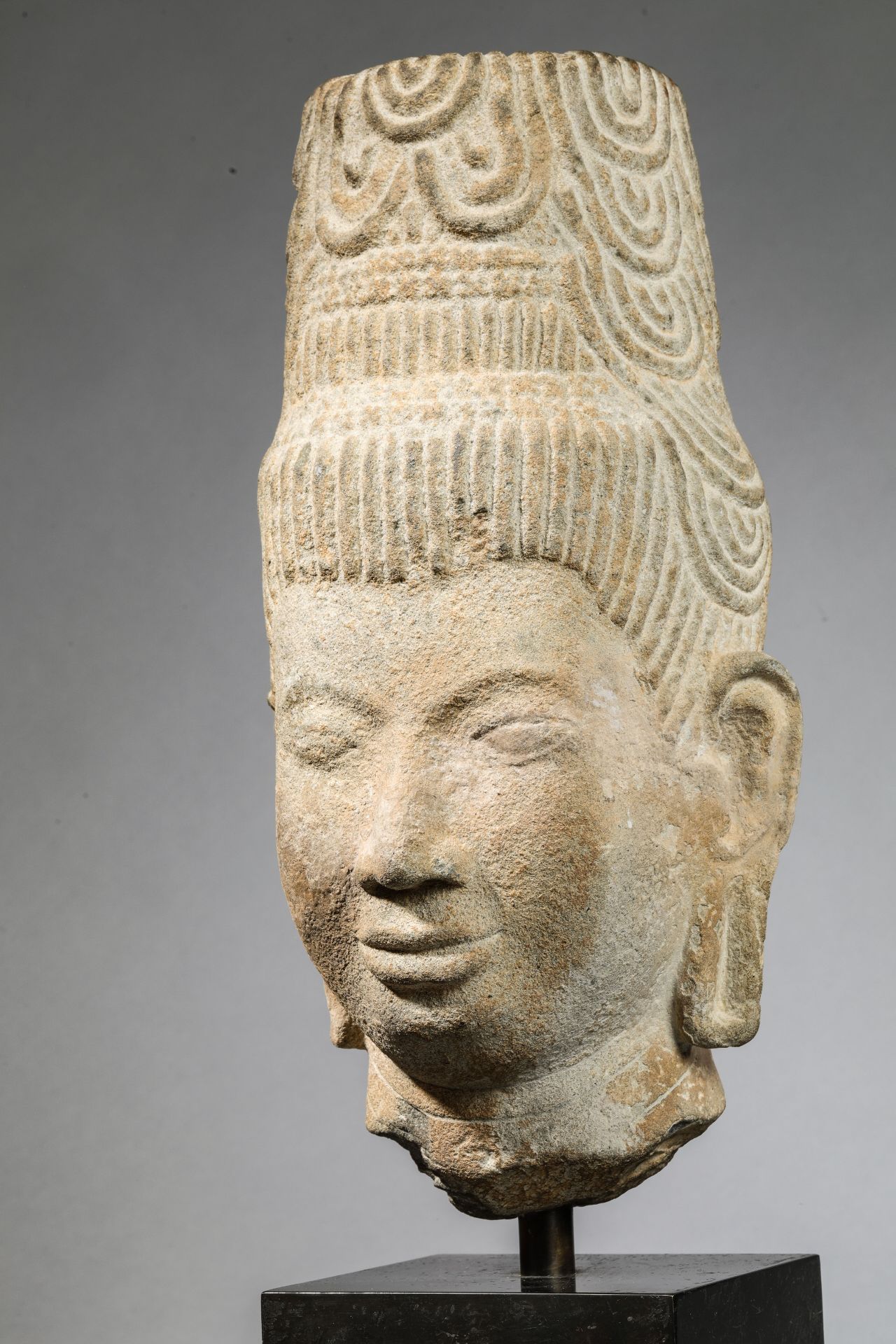 Tête de Shiva coiffée d’un important chignon cylindrique d’ascète à la chevelure organisée en larges - Bild 2 aus 9