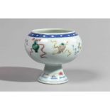 Coupelle « Stem cup » sur haut piédouche en porcelaine famille rose décorée en émaux polychromes sur