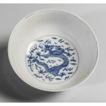 Coupe sur pied en couronne en porcelaine blanche décorée en bleu cobalt sous couverte de dragons
