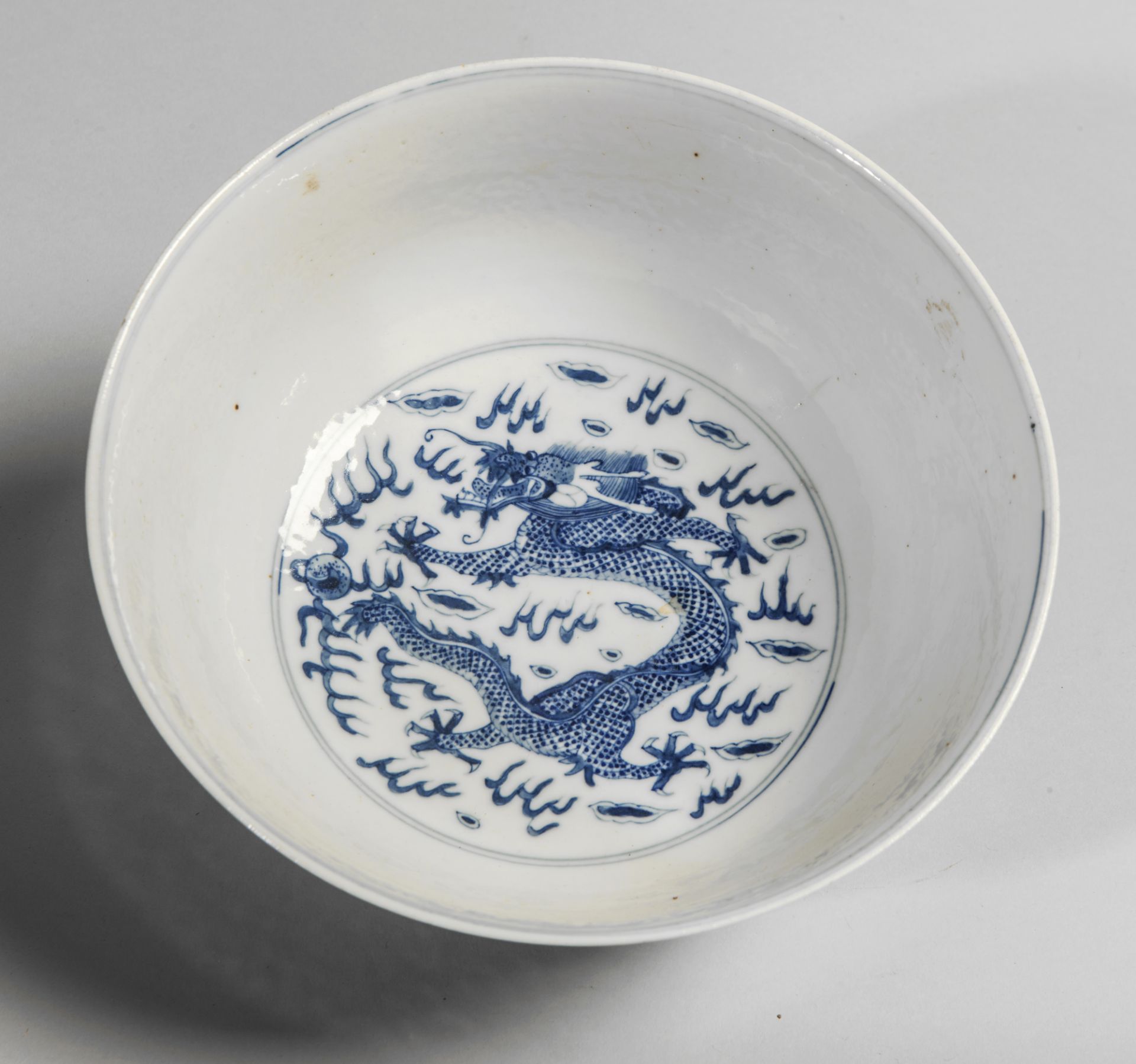 Coupe sur pied en couronne en porcelaine blanche décorée en bleu cobalt sous couverte de dragons