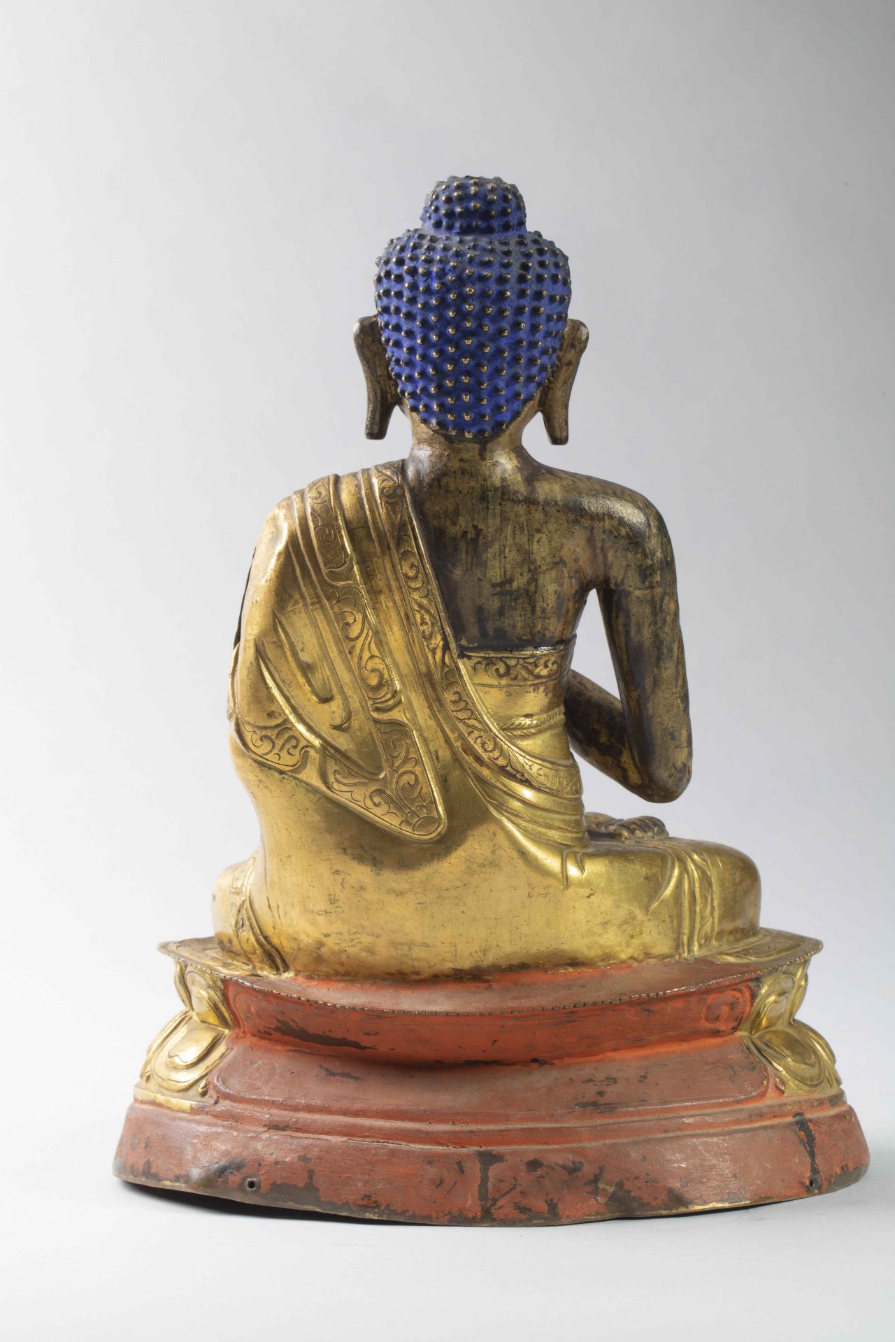 Buddha Amitabha assis en méditation sur un socle lotiforme , vêtu de la robe monastique - Image 3 of 3