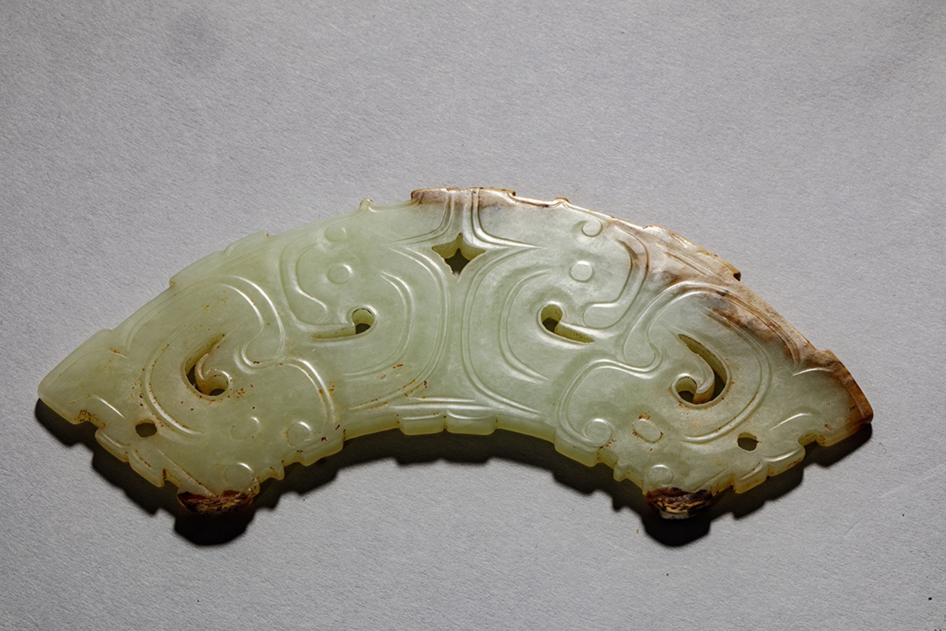 Élément de parure en arc finement ciselé de motifs zoomorphe à tête de chimères Jade céladon - Image 2 of 2