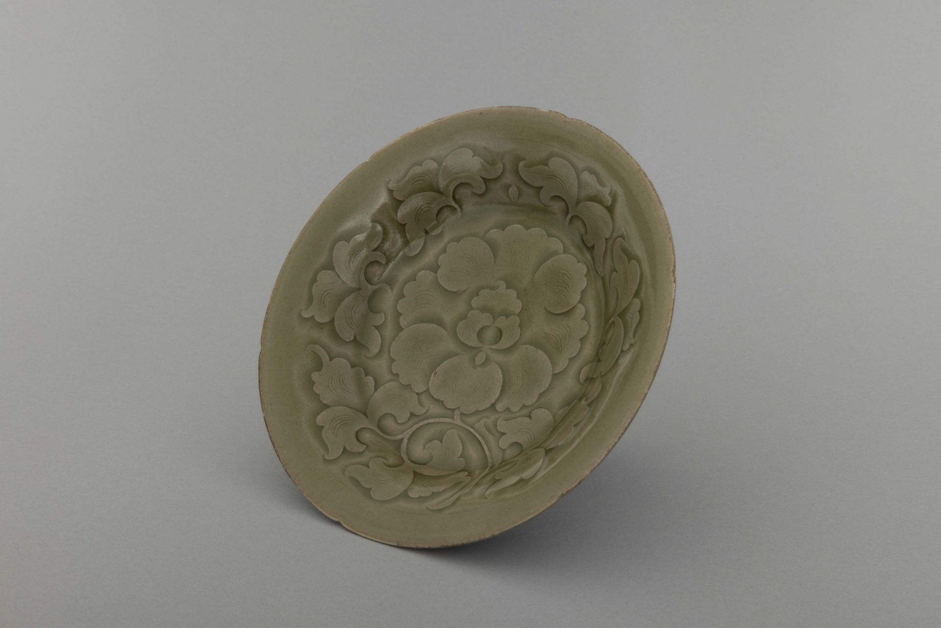 Coupe « YaoZhou » en fine porcelaine vert céladon à décors floral de pivoines épanouies, incisé sous - Bild 2 aus 7