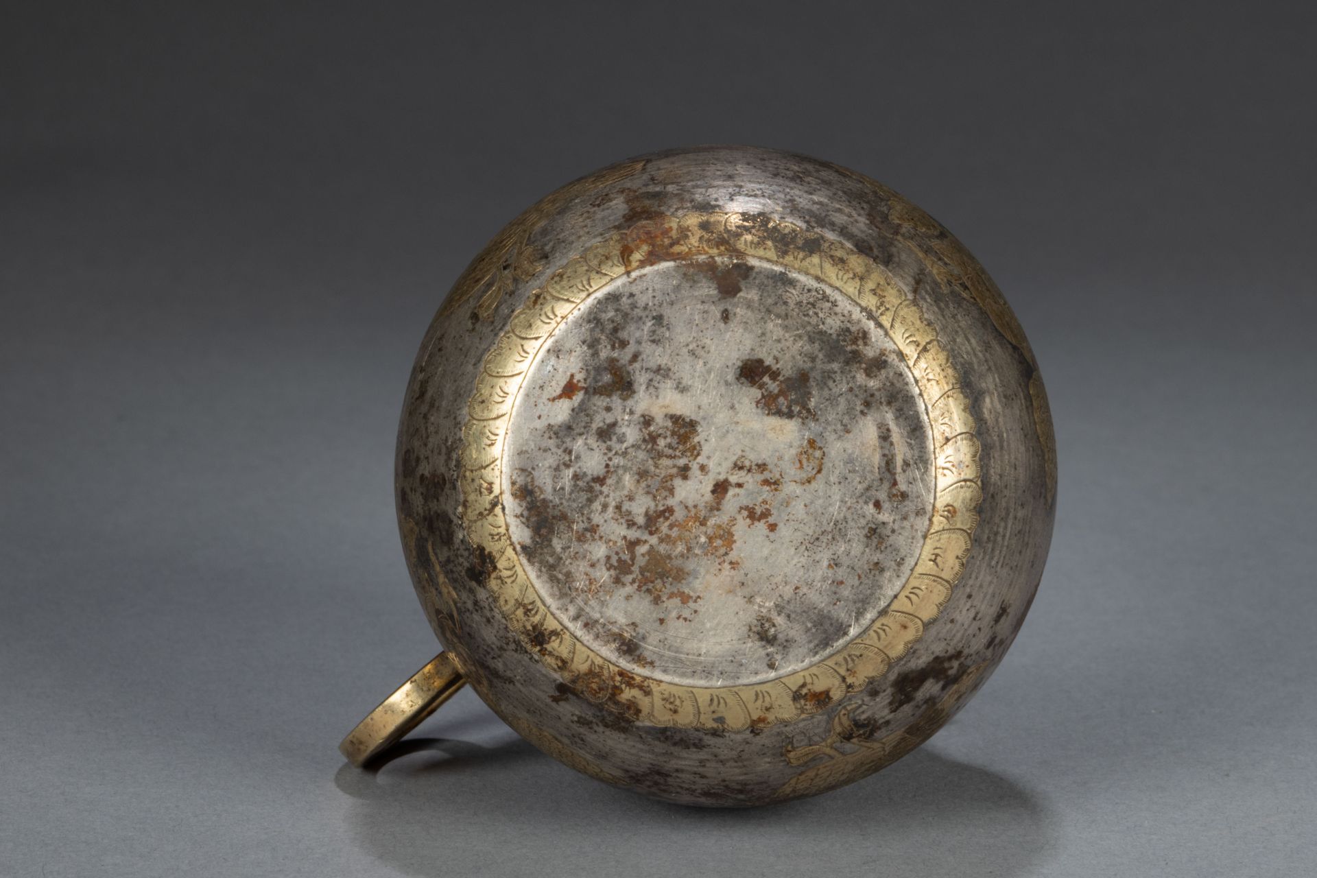 Coupe à vin de forme pot globulaire à anse de préhension anneau, décorée sur la paroi extérieure - Image 6 of 6