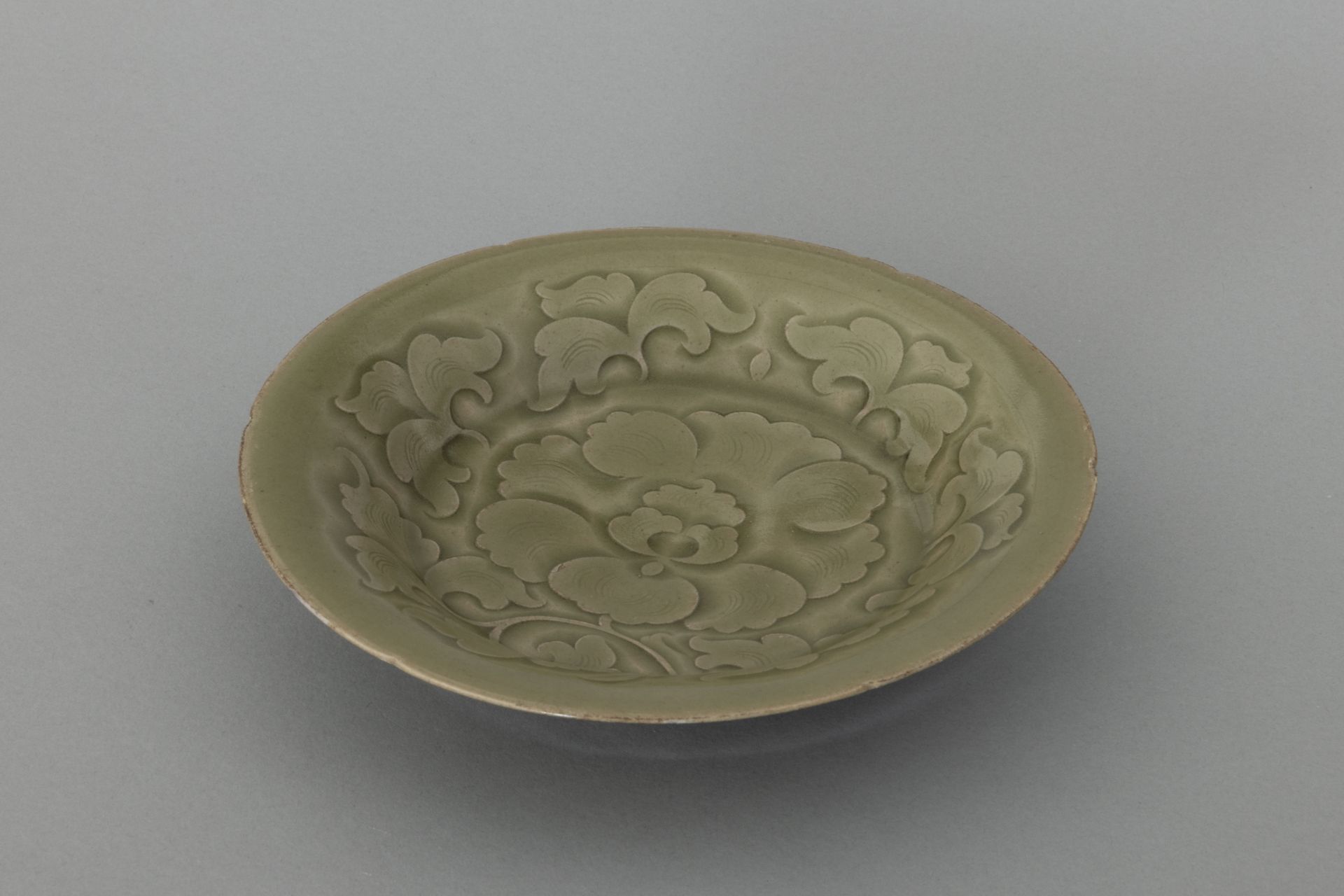 Coupe « YaoZhou » en fine porcelaine vert céladon à décors floral de pivoines épanouies, incisé sous - Image 6 of 7