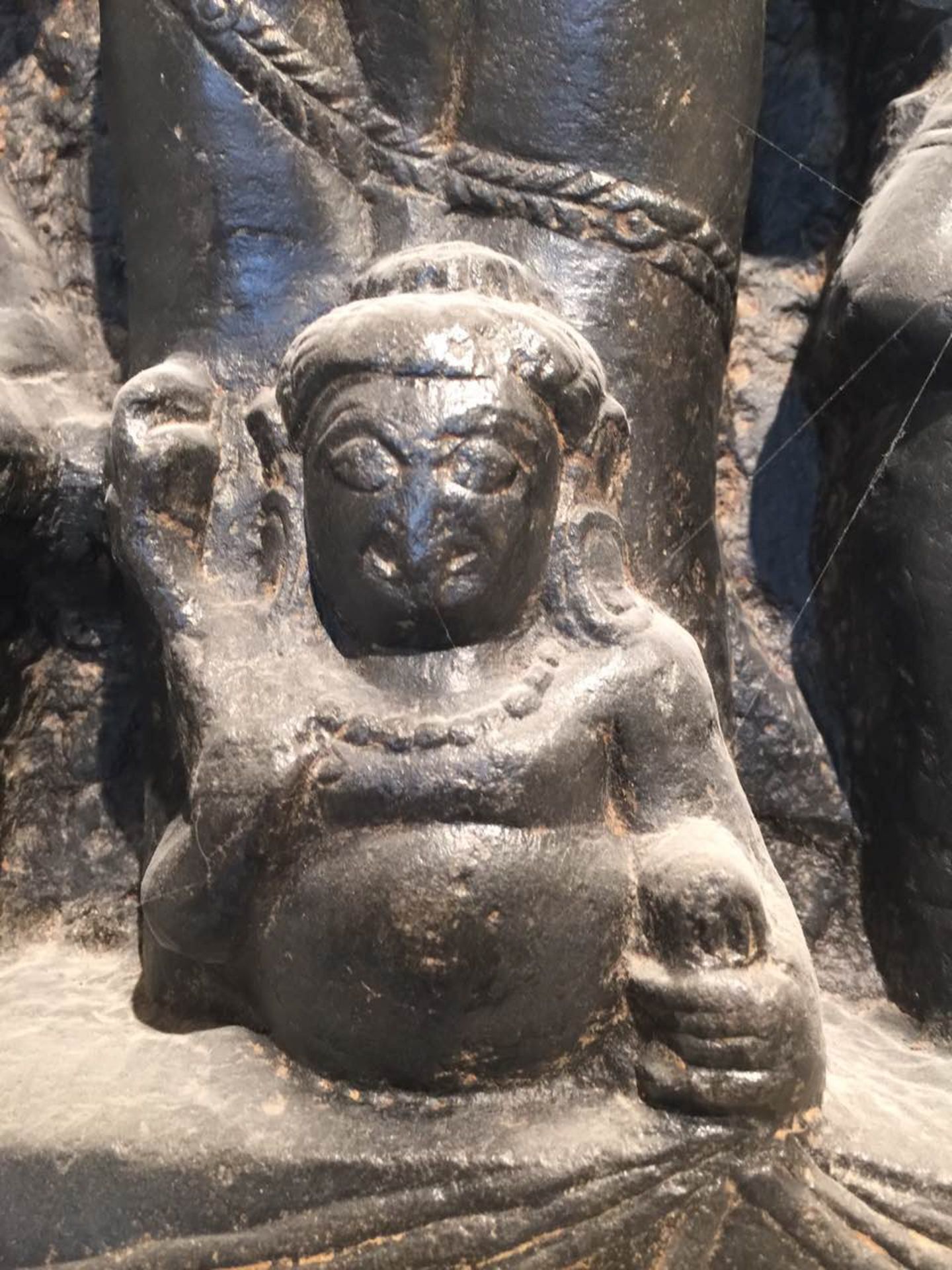 Stèle Surya illustrant le Dieu solaire figuré debout sur son char tiré par les sept chevaux et - Bild 5 aus 10