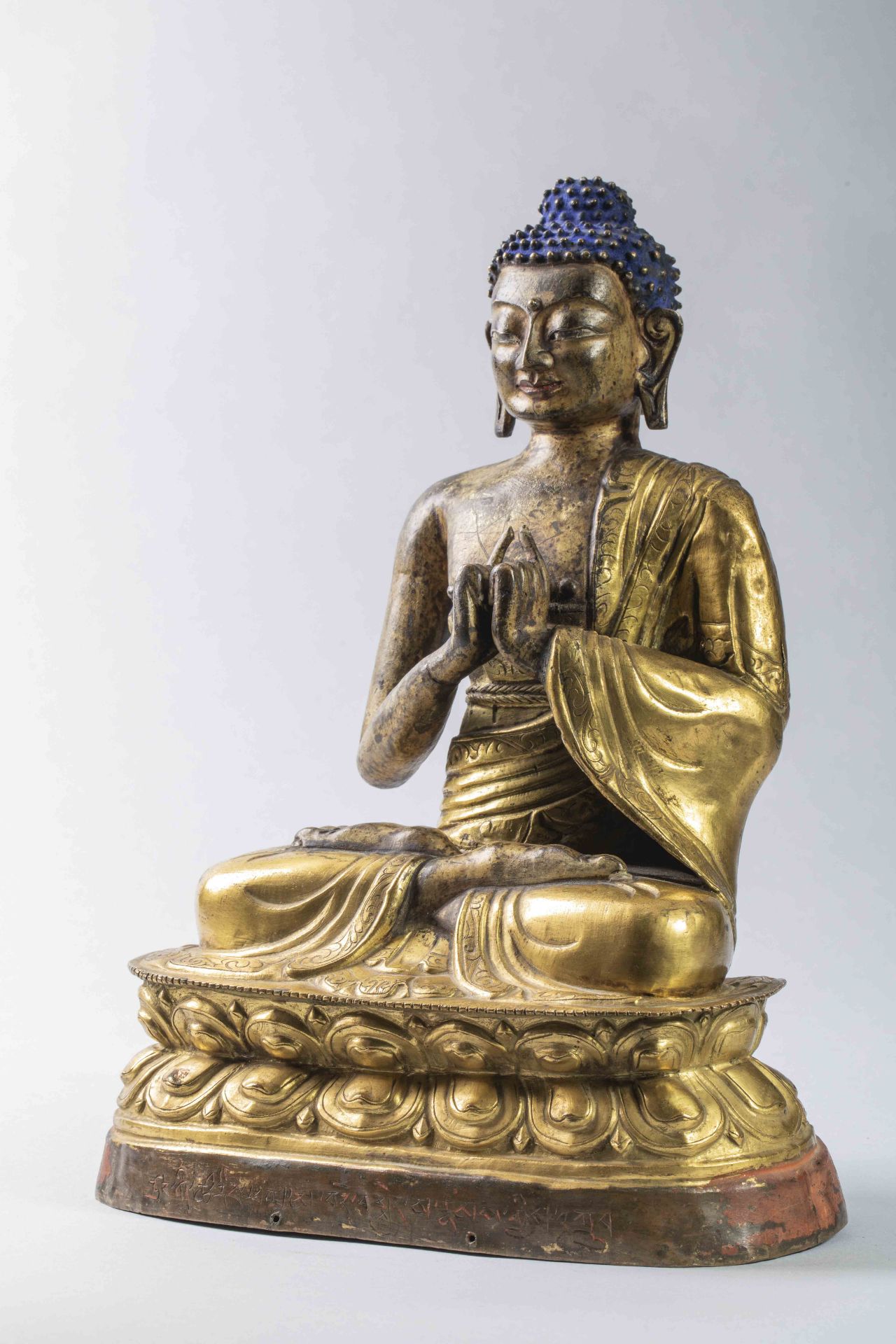 Buddha Amitabha assis en méditation sur un socle lotiforme , vêtu de la robe monastique - Image 2 of 3