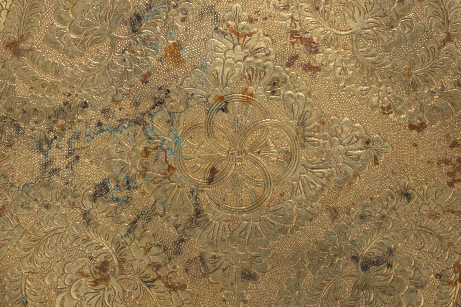 Coupelle plate à marli incurvé, finement ciselée de motifs floraux et cercles concentriques centraux - Bild 8 aus 8
