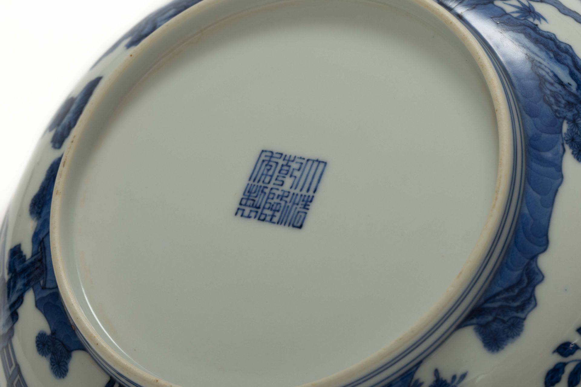 Plat en porcelaine blanche, décoré en bleu cobalt sous couverte du célèbre décor dit « aux trois - Image 8 of 8