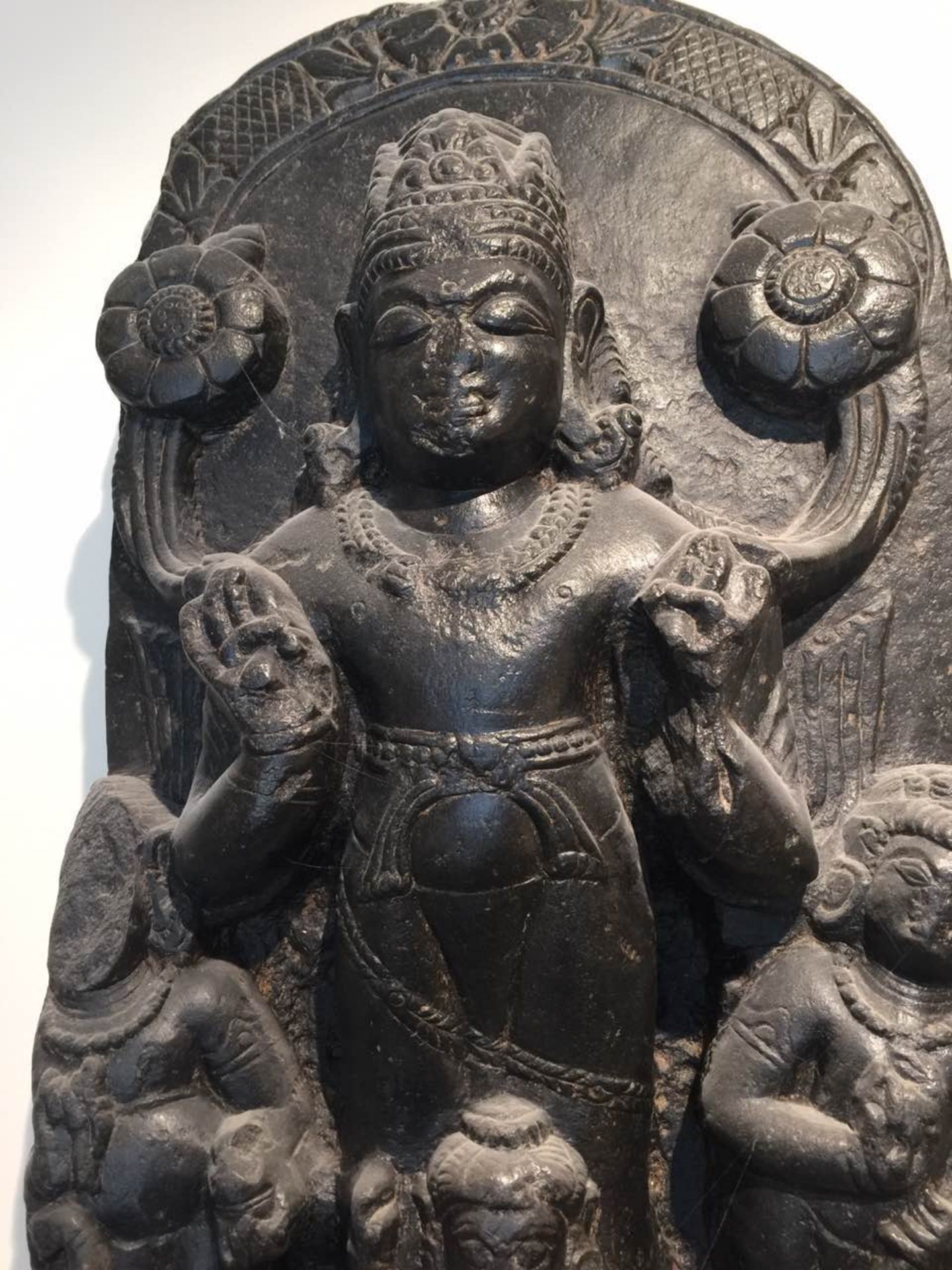 Stèle Surya illustrant le Dieu solaire figuré debout sur son char tiré par les sept chevaux et - Bild 7 aus 10