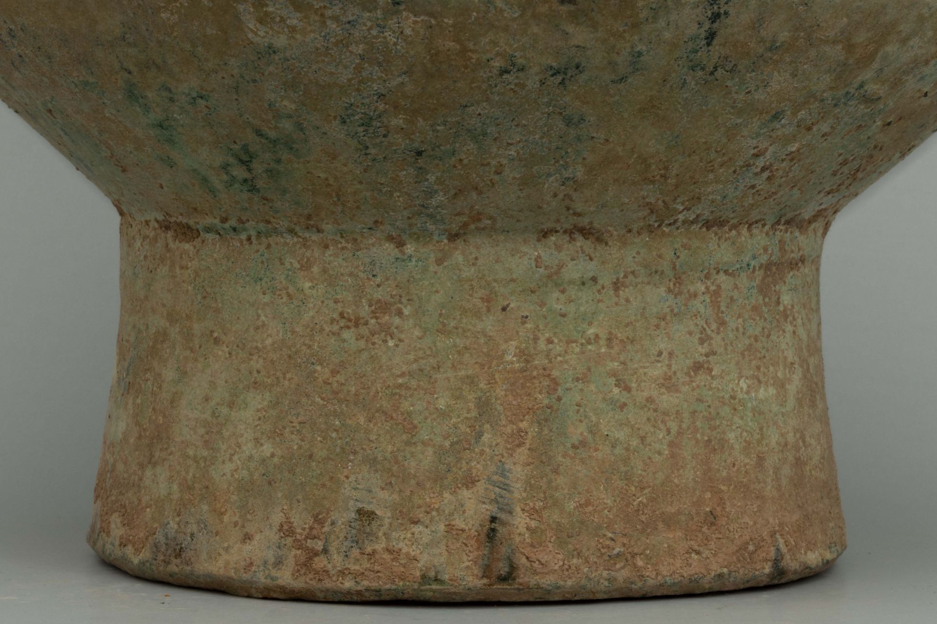 Vase Hu, offrande funéraire en terre cuite à glaçure monochrome verte imitant la couleur du bronze - Bild 4 aus 6