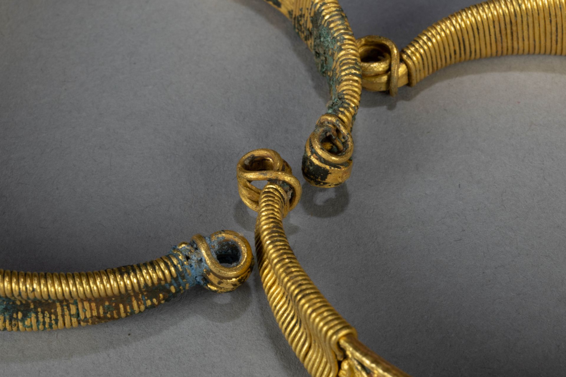 Paire de bracelets plats à décors de guirlande et biche couché Or Jaune Chine Dynastie Tang 618 à - Bild 4 aus 8
