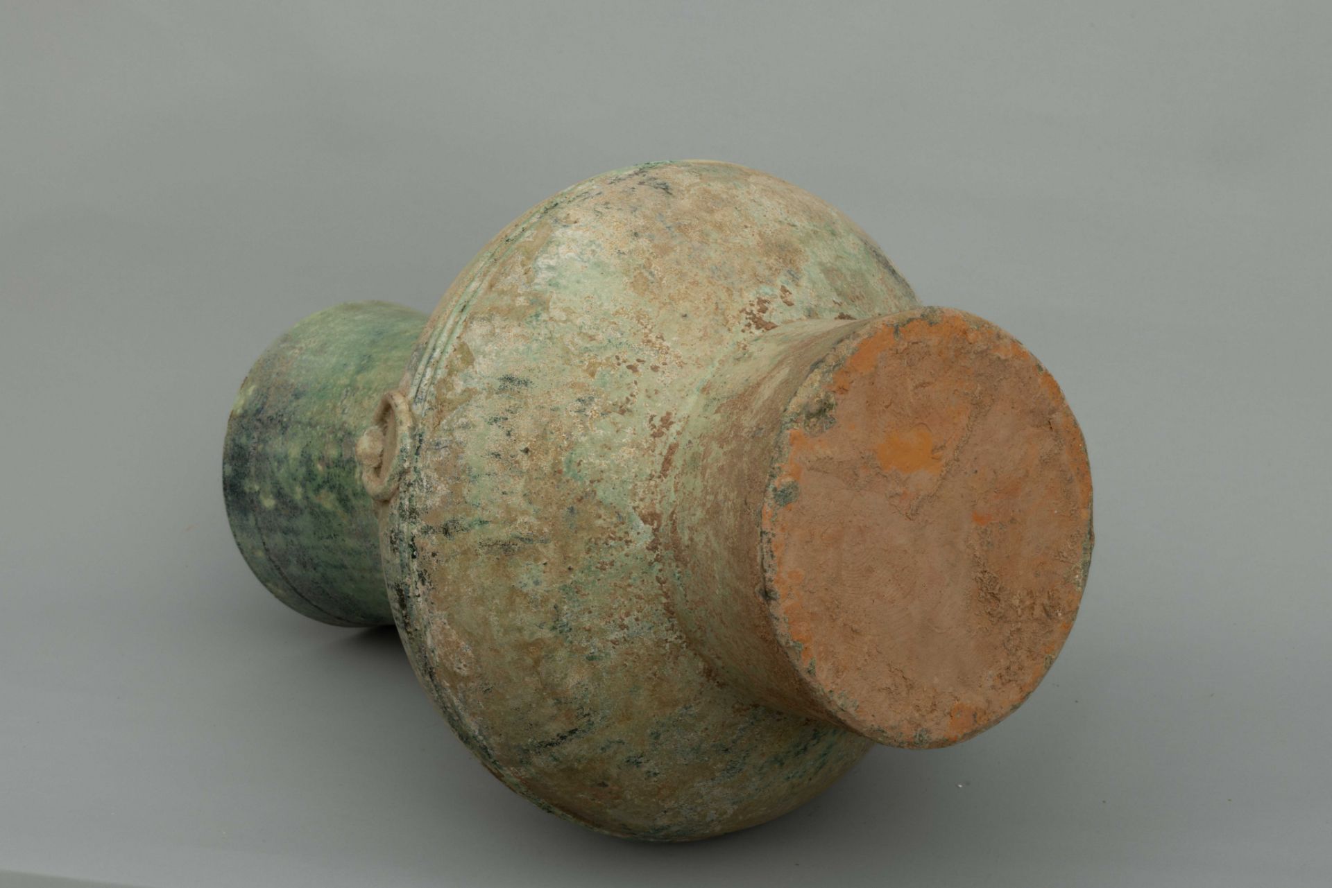 Vase Hu, offrande funéraire en terre cuite à glaçure monochrome verte imitant la couleur du bronze - Bild 6 aus 6