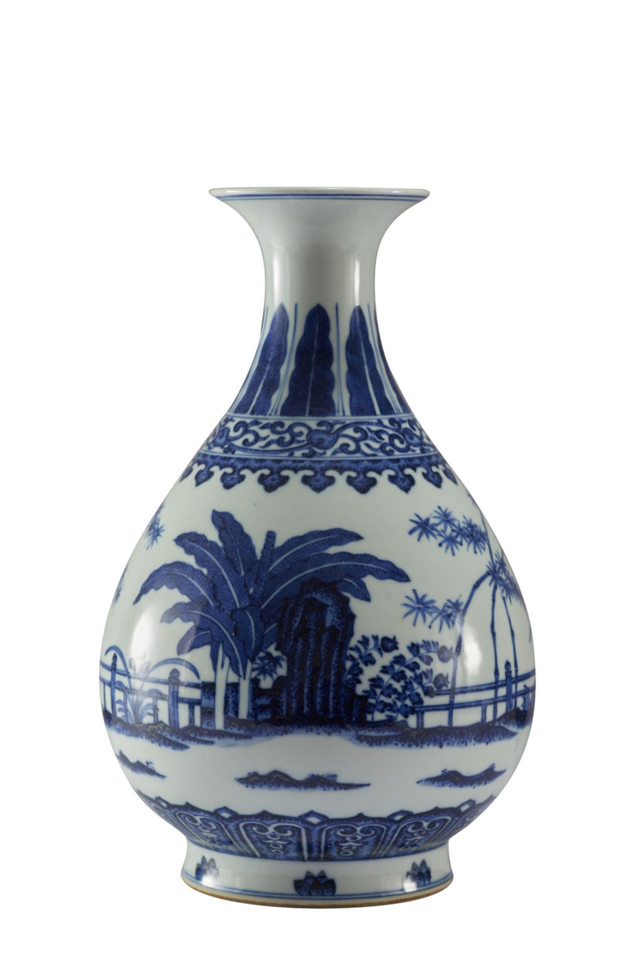 Vase « Yuhuchuping » en porcelaine blanche, décoré en bleu cobalt, sous couverte d’un jardin à