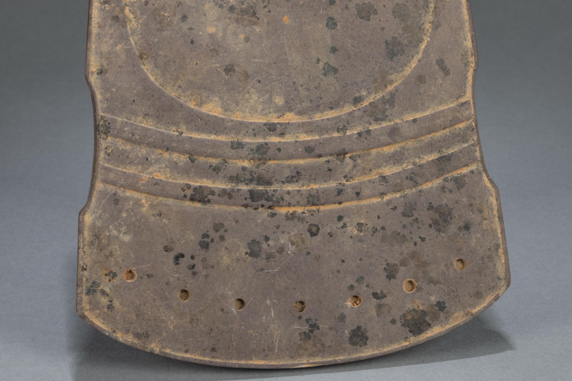 Objet de lettré, pierre à encre tripode palette en forme d’instrument de musique «  Qi  » Chine - Image 6 of 8