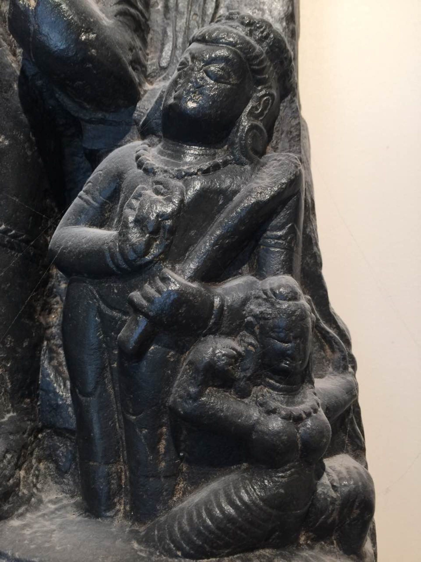Stèle Surya illustrant le Dieu solaire figuré debout sur son char tiré par les sept chevaux et - Bild 3 aus 10