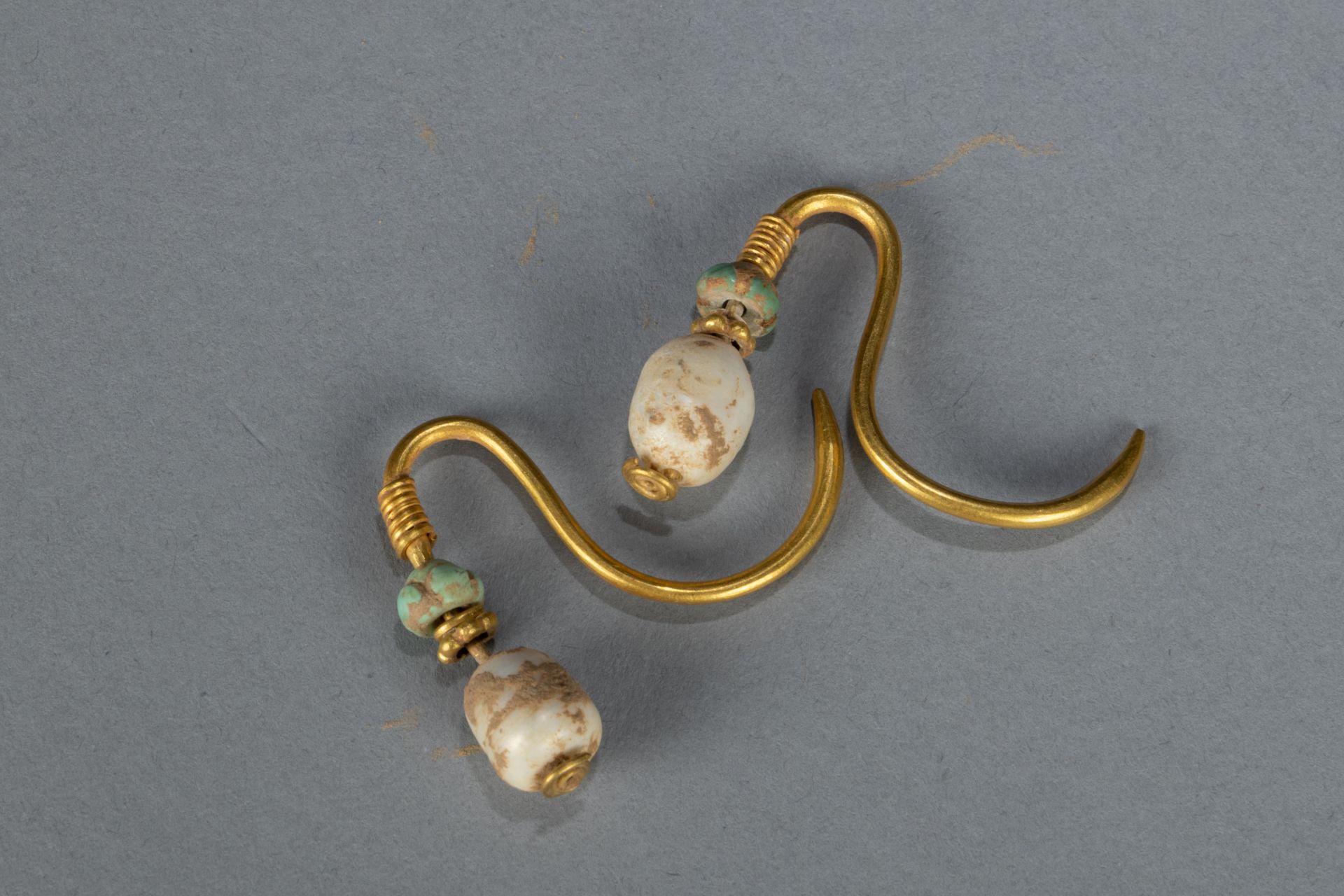 Élément de parure , paire de boucles d’oreilles ? Or , perles fine et turquoise Chine Dynastie - Bild 2 aus 7
