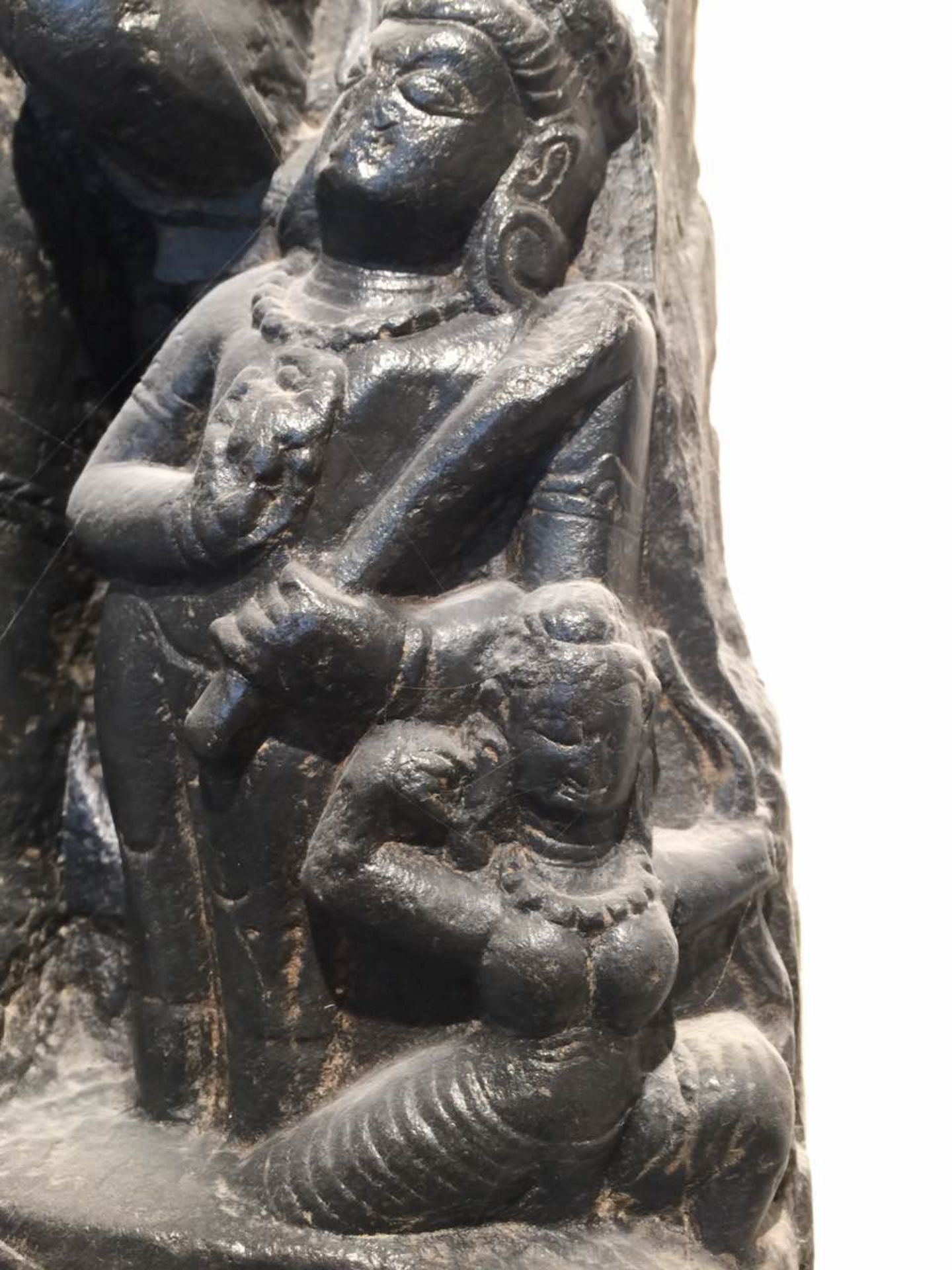 Stèle Surya illustrant le Dieu solaire figuré debout sur son char tiré par les sept chevaux et - Bild 8 aus 10
