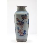 Vase balustre en porcelaine blanche, décoré en bleu cobalt et rouge de fer sous couverte de motifs