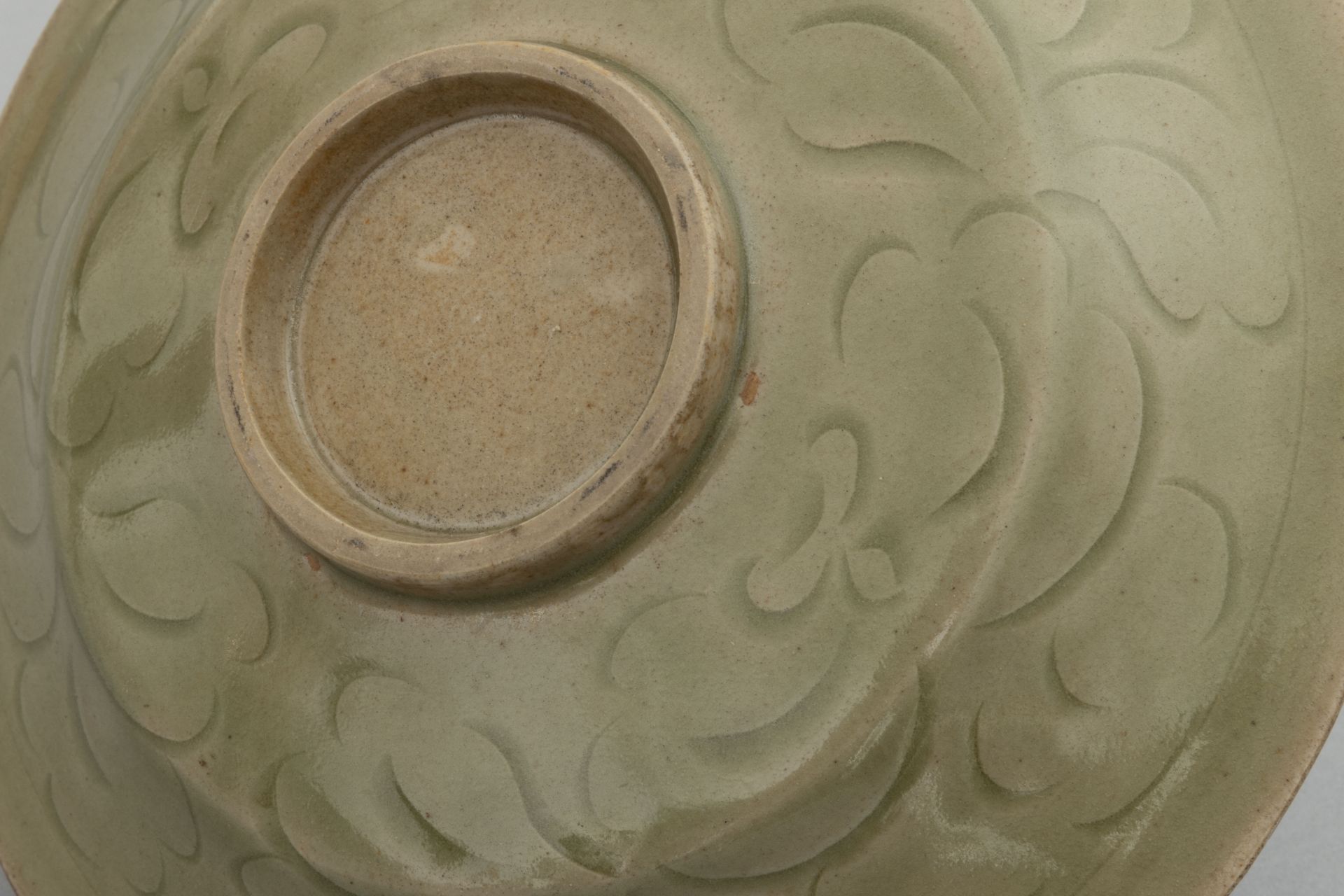 Coupe « YaoZhou » en fine porcelaine vert céladon à décors floral de pivoines épanouies, incisé sous - Bild 5 aus 7